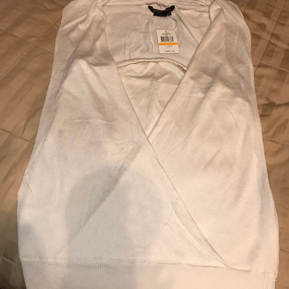 BCBGMaxAzria Sweaters - 🚨SALE BCBG MaxAzria Woman’s Cream Sweater- NWT